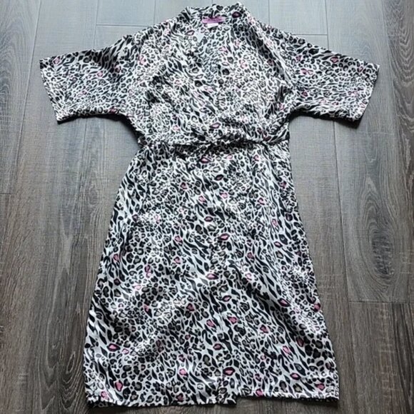 🍁 2-piece Do Not Disturb Leopard print Robe & Chemise 🍁 - Picture 1 of 6